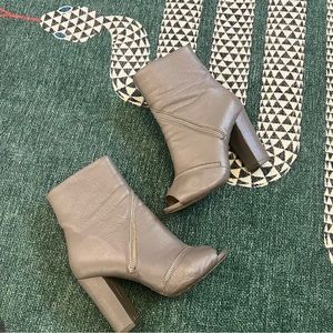 Pour La Victoire Gray Leather Peep Toe Zip Booties Heels Size 6.5